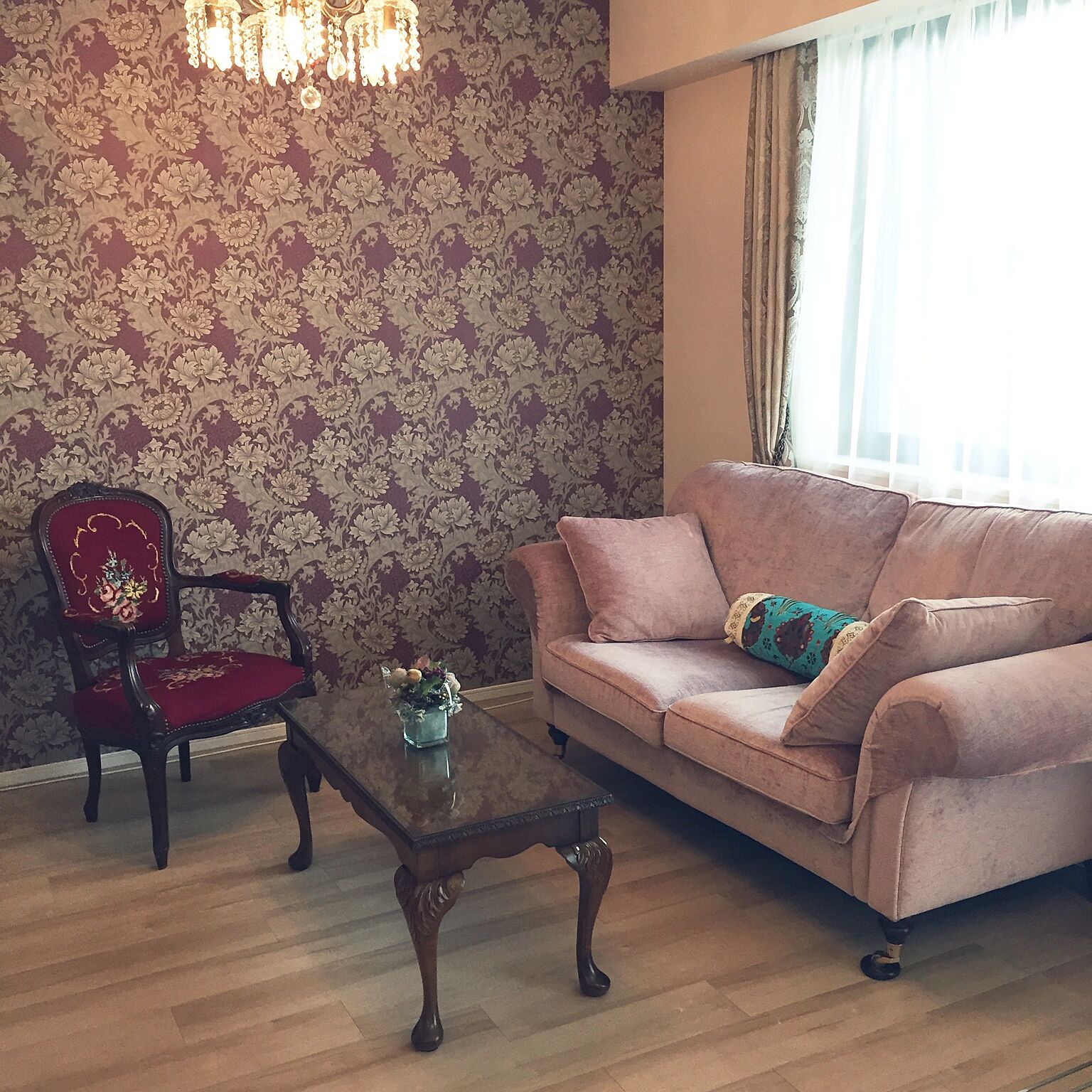 イギリスではおしゃれな柄の壁紙も人気です。ヴィクトリアン調の家具と合わせたパープルの洗練されたコーディネートは参考になりますね。